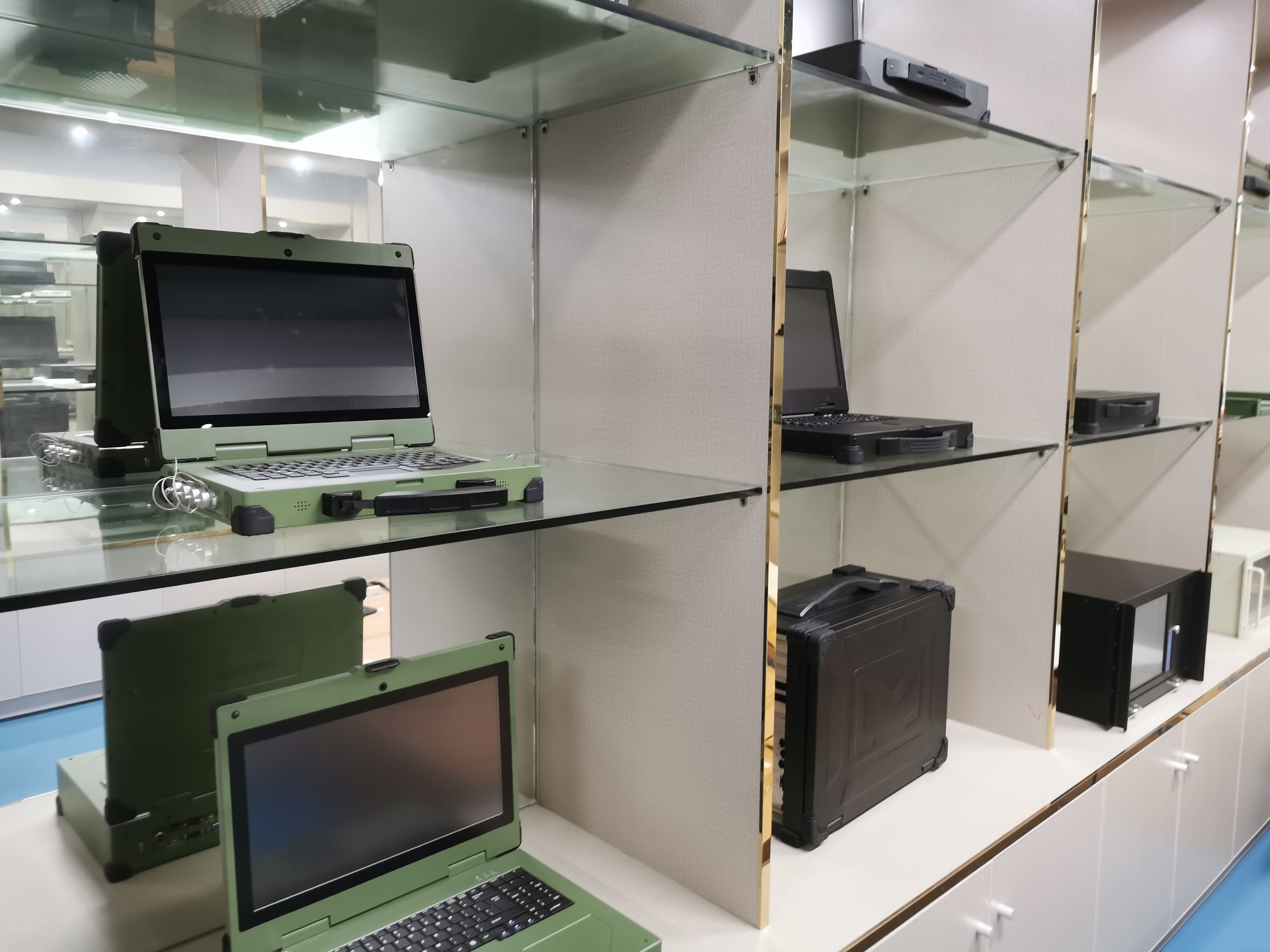 莫科连推拉自锁连接器在军用计算机中的应用案例