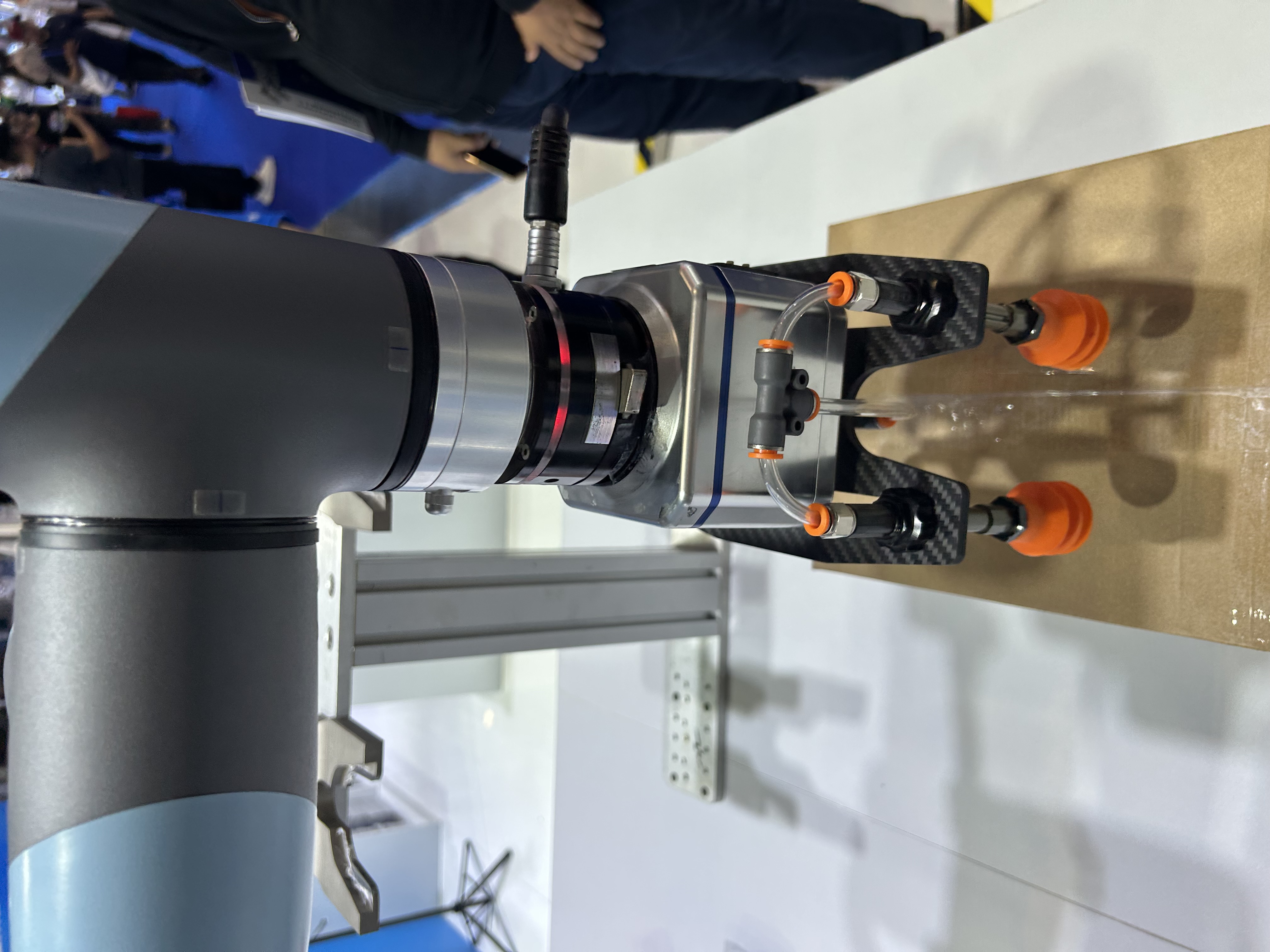 机器人关节里的“神经中枢”：一文读懂推拉自锁连接器与莫科(MOCO)选型指南